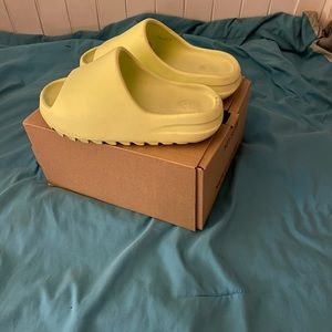 Yeezy slides yellow size 6 men’s